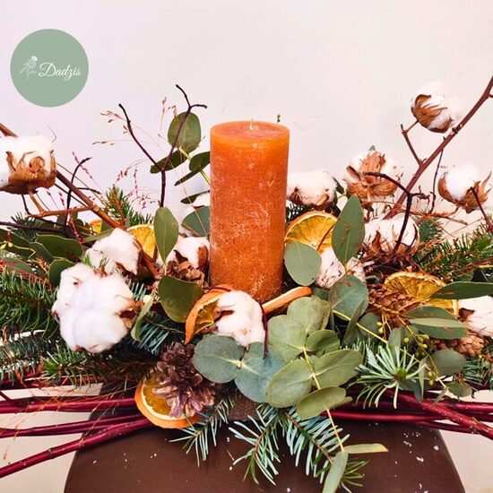 Ziemassvētku kompozīcija ar apelsīniem un eikaliptu